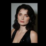 Eve Hewson Instagram - ‘twas an honour!!!! 💚🇮🇪💚 Hair @halleybrisker Make up @kateleemakeup Styling @kateyoung @narrativepr @oscarwildeawardsla