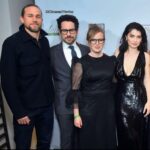 Eve Hewson Instagram - ‘twas an honour!!!! 💚🇮🇪💚 Hair @halleybrisker Make up @kateleemakeup Styling @kateyoung @narrativepr @oscarwildeawardsla