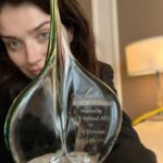 Eve Hewson Instagram - ‘twas an honour!!!! 💚🇮🇪💚 Hair @halleybrisker Make up @kateleemakeup Styling @kateyoung @narrativepr @oscarwildeawardsla