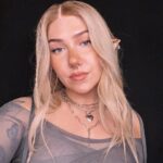 Evelina Instagram - mä mursin mun varpaan eilen ku liu’uin pörrösukilla lattialla 🧌