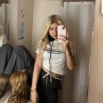 Evelina Instagram - mä tarviin vähä breikkii, lähe mun mukaan baby voitaisko me leikkii et otetaa loparit tehää niil oharit