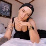 Evelina Instagram - ihan just takas hytissä 🫶🏼 Pehmee Tour tällä viikolla täällä: KE M/S Silja Serenade PE M/S Viking Grace LA Tavastia, Helsinki (linkki biossa!) nähään keikoilla 🫶🏼