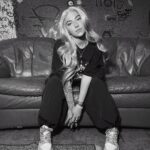 Evelina Instagram - LIPUT TAVASTIALLE TÄNÄ LAUANTAINA – arvonta 💜 Pehmee Tour saapuu Tavastialle lauantaina 21.10. eli tämän viikon lauantaina ja nyt haluun arpoo kaks voittajaa jotka saa itelleen ja avecille liput keikalle! kommentoi/tägää tähän kenen kaa haluisit jakaa pehmeen keikkaillan 🫶🏼 voittajille koodataan torstai-illalla! onnee kisailuun ja nähään Pehmee -kiertueella ✨ jos ei oo arpaonnekkain olo löydät linkin lippuihin profiilista! Tavastian aikataulu: 19.00 ovet aukee 19.30 illan avaa @stormysenya 💜 20.30 it’s showtime ✨😈