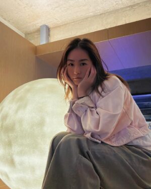 Evelyn Choi Instagram - fly me to the moon 🌕

2024年來到了5月，
最近發現原來這年是人生的detox年
飲食要detox, 人生也要detox.
找個機會給自己選擇，給自己時間沉澱。

然後呀
身心都輕鬆了

#lifedetox #happymindhappylife