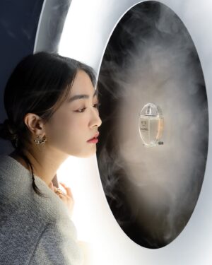 Evelyn Choi Instagram - 很不一樣的香氣體驗
令我回想到以前的我
到底未來想成為一個怎樣的人

勇敢一點的人？
開心一點的人？
神秘一點的人？
大愛一點的人？

不知道是因為人生閱歷多了
還是經歷了不同的人和事
視野眼界都不再一樣了

你會突然發現—— 其實我們並不需要過多的煩惱，
因為現在的你，
只需要活在當下，
讓過去的經歷成就現在，
好好地向目標打造未來 。

勇敢的體驗自己的笑容和眼淚，
自在地為自己而活。

@chanelofficial 
#N5Drop #N5 
#CHANELFragrance