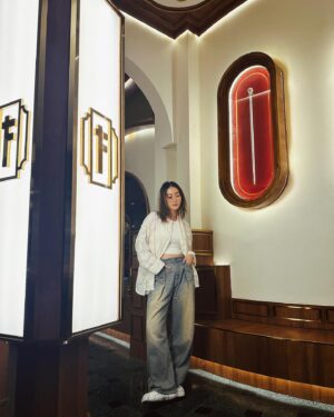 Evelyn Choi Instagram - 闊別2個多月的 #譚先生鏡頭下的譚太太 回來了

難得抽出了一個星期的時間去找他
可惜忙碌拍攝的他只能抽出3個小時跟我吃夜宵*\(^o^)/*

不過沒關係
這是兩個多月內，久違的拍拖
就算只有1個小時也滿足

♥️