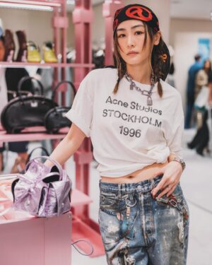 Evelyn Choi Instagram - 我家讓我最快樂的地方除了廚房，
應該就是衣帽間了。

如果我家的衣櫃像是 @acnestudios @harbourcity 新店那樣就好了
我應該會留在家裡一個星期都不寂寞

@acnestudios #acnestudios
@harbourcity #harbourcity