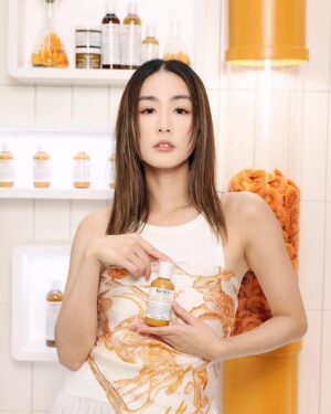 Evelyn Choi Instagram - 記得小時候媽媽讓我最先接觸到的護膚品就是金盞花系列，
因此我對金盞花功效非常了解。

夏天皮膚容易因為油、暴曬所帶來的刺激而起痘痘；
更因長期在冷氣地方而水份流失變得乾燥。
呢個時候我都會用金盞花爽膚水鎮靜皮膚。 

如果你好奇金盞花的力量，
由即日至5月26日去Kiehl’s Calendula Studio 在銅鑼灣SOGO的期間限定店去體驗喔！

@kiehlshk @maggie_cheung623 
#KiehlsHK #CalendulaStudio #CalendulaHeal 
#Calendula #金盞花治癒