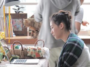 Evelyn Choi Instagram - 這是大約20歲的蔡。

最近在想，
如果有一天我好像電視劇裡的劇情那樣 —— 帶著現在的記憶回到20歲；
當我再經歷不同的事件時，
會不會作出別的選擇？
試着不讓自己受傷害、避開會傷害自己的人和事⋯⋯
甚至為了不破壞一段關係而不選擇開始。

但然後我又會想，
是經歷過的事情讓我變成今天自己，
遇過了不同的挑戰和難關才成就今天；
甚至因為如此才會遇上比自己更珍惜自己的老公和團隊⋯

就這樣，
我就想好好感謝愛恨分明的自己，
謝謝努力承受着不同壓力和傷害的自己。

謝謝你呀

PS. 
照片是先生一個朋友傳給他的，
反觀我沒有保留這麼舊的照片。
大概是因為我常常遇到覺得不舒服的時候，
就會把過去發生過的紀錄、短訊，甚至人都刪除⋯⋯

說到底其實我都是一個很小氣的人（笑）