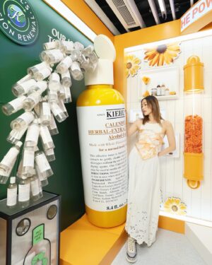 Evelyn Choi Instagram - 記得小時候媽媽讓我最先接觸到的護膚品就是金盞花系列，
因此我對金盞花功效非常了解。

夏天皮膚容易因為油、暴曬所帶來的刺激而起痘痘；
更因長期在冷氣地方而水份流失變得乾燥。
呢個時候我都會用金盞花爽膚水鎮靜皮膚。 

如果你好奇金盞花的力量，
由即日至5月26日去Kiehl’s Calendula Studio 在銅鑼灣SOGO的期間限定店去體驗喔！

@kiehlshk @maggie_cheung623 
#KiehlsHK #CalendulaStudio #CalendulaHeal 
#Calendula #金盞花治癒