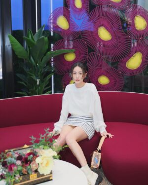 Evelyn Choi Instagram - 幻想一下，餐具、花器、掛飾、摺疊床等等，
每一件都是精緻的藝術品
將工藝融入生活，享受最美好的生活態度

#LVSavoirRever
#LVHongKong
@louisvuitton