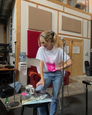 Evelyne Brochu Instagram - Du merch! Des vinyles! Deux shows! (Au Gésu à Montréal 14 et au Grand théâtre de Québec le 19!) Ça brasse! Hâte de vous voir! 💕