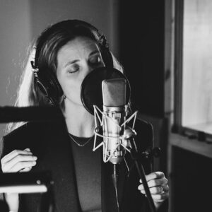 Evelyne Brochu Instagram - On a travaillé fort en studio dans les derniers mois, un album s’en vient! Et d’ici là, on aura peut-être quelques surprises de temps en temps…
📸 @grlphotographiemtl