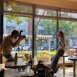 Evelyne Brochu Instagram - Journée de presse pour Le Danger, qui sera disponible dans sept jours exactement!! J’ai si hâte de vous le partager!!! 💋