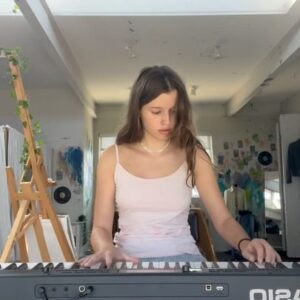 Ever Anderson Instagram - i’ve been utterly obsessed with succession and because it’s over i had to find some way to keep it in my life so i learnt the theme song! I’ve never actually played piano before this but now i’m crazy about it ✨🩶🐨