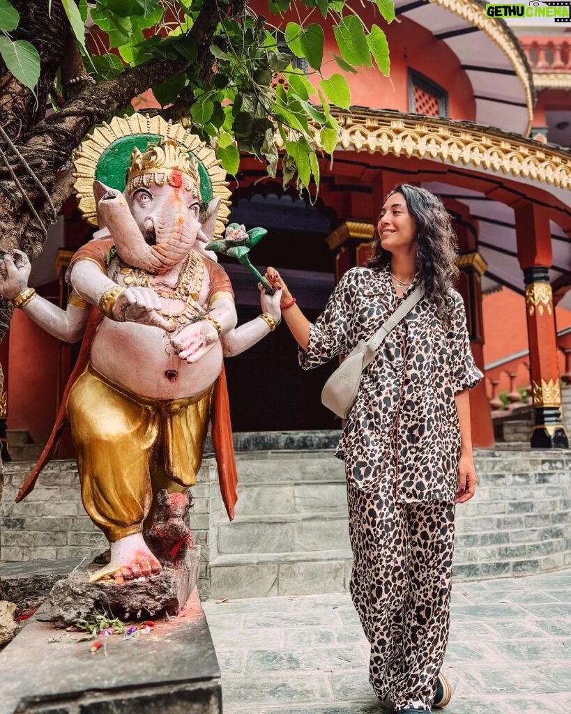 Evgenia Samara Instagram - [124/366•2024]* ___________________ Gupteshwor cave With Ganesha. Η προστάτιδα των τεχνών λέει🐘 Exploring Nepal day 7 #pokhara
