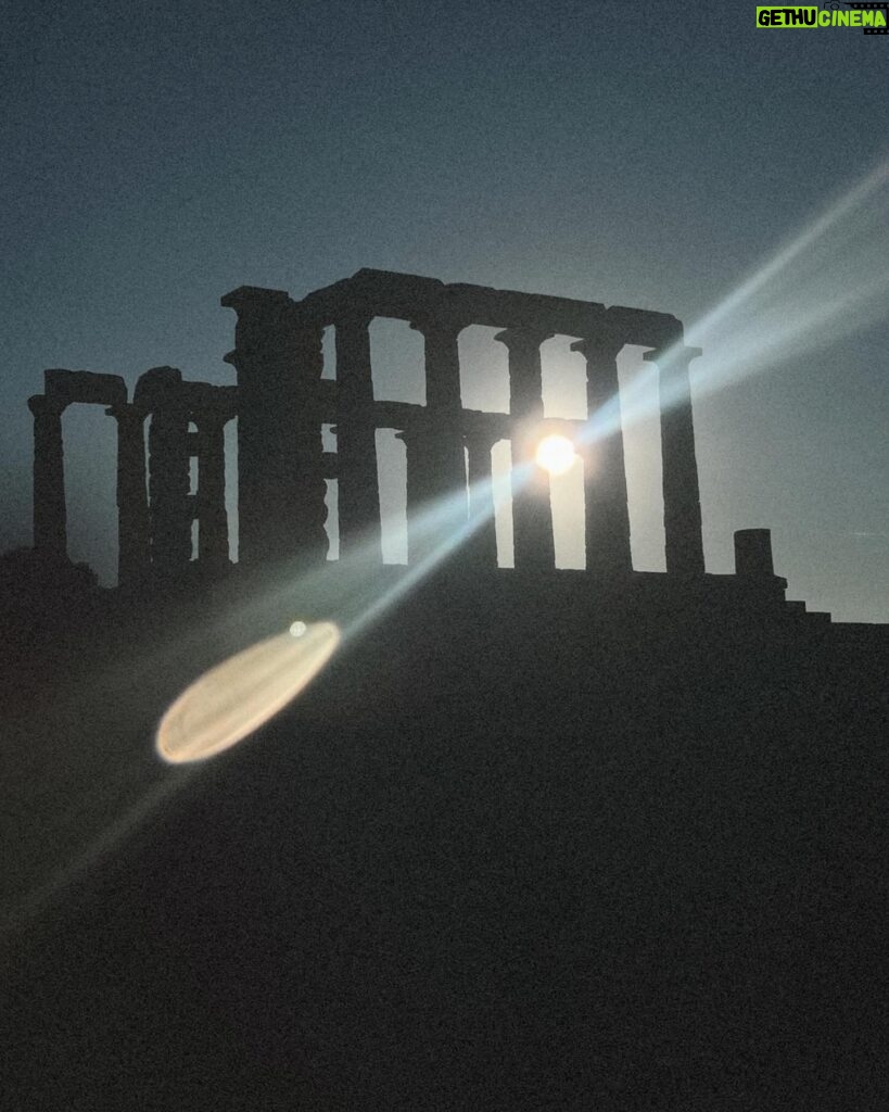 Evgenia Samara Instagram - [14/366•2024]* _________________ Στο ναό του θεού της θάλασσας με ηλιοβασίλεμα. Ενεργειακή Κυριακούλα ΤΣΕΚ #naostouposidona #sounio