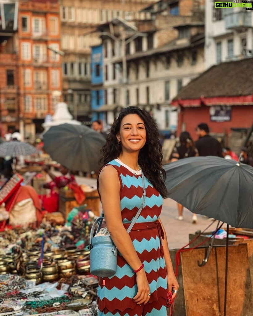 Evgenia Samara Instagram - [120/366•2024]* ____________________ Όταν θα πάω Κυρά μου στο παζάρι. Στο Κατμαντού, στην πλατεία. Raw Nepali life day 2. 🇳🇵 #kathmandudurbarsquare