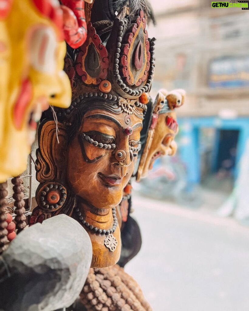 Evgenia Samara Instagram - [120/366•2024]* ____________________ Όταν θα πάω Κυρά μου στο παζάρι. Στο Κατμαντού, στην πλατεία. Raw Nepali life day 2. 🇳🇵 #kathmandudurbarsquare