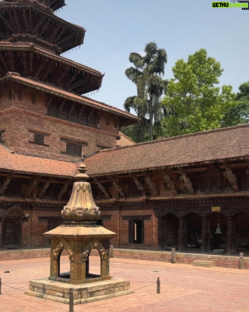 Evgenia Samara Instagram - [119/366•2024]* ___________________ Ταξίδι ξανά μετά από 8 μήνες. Ετοιμαστείτε. Exploring Nepal Day 1. Kathmandu🇳🇵 #PatanDurbarSquare
