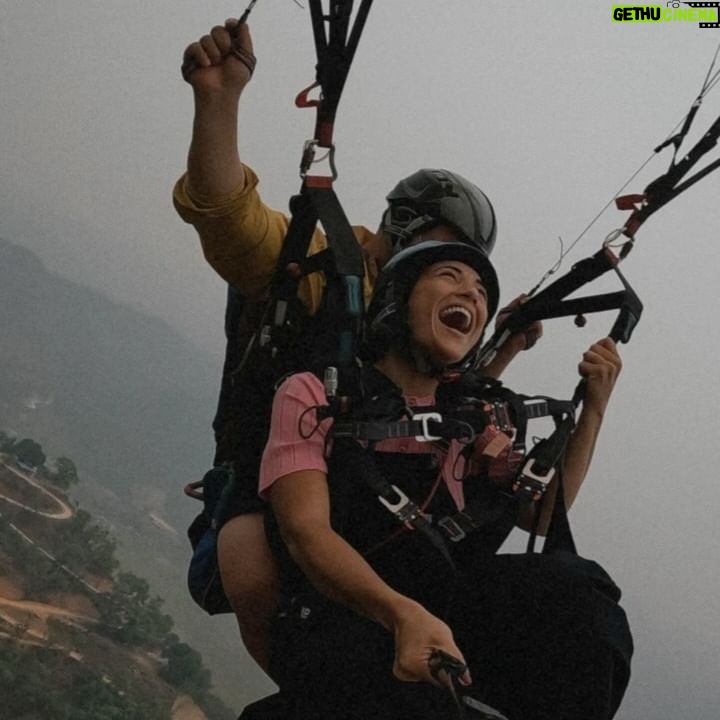 Evgenia Samara Instagram - [126/366•2024]* ____________________ Χρόνια πολλά αγαπημένοι άνθρωποι. ♥️ Με αναστάσεις και ανατάσεις. Πετάξτε τους φόβους σας και ΠΕΤΑΞΤΕ. Exploring Nepal day 8 🪂 #pohkara #paragliding