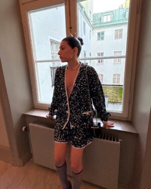 Evin Ahmad Instagram - Thank you @ellesverige @assefacommunication and the jury for the price!!! Finally something good about my shopping addiction and my obsession with beautiful things. lol. 
Thanks to my gorgeous stylist @katijahirsch and to @chanelofficial and to the fella that did my hair @marcovukotahair 🧿💅🏽🍉💄💘❤️‍🔥 
Yeeeey Puss Puss