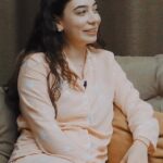 Evrim Akın Instagram - Veeee kavuşanlarda bu hafta! 🥳🤍 Yeni konuğum sevgili @birsudemir ile çooook keyifli bir sohbet gerçekleştirdik. Alemin Kıralı anılarımızdan ve daha birçok şeyden bahsettiğimiz harika bir çekim oldu. Bu akşam yayında! 🤩