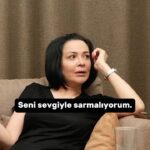 Evrim Akın Instagram - Karşınızda yeni video! 🥰 Bu videoda bilinçaltı oyunlarından nasıl arınabilirsiniz, istediklerinizi hayatınıza nasıl çekebilirsiniz, negatifleri hayatınızdan nasıl çıkartabilirsiniz gibi pek çok merak edilen soruların cevapları ile geldik! Link Bio’da👆🏻