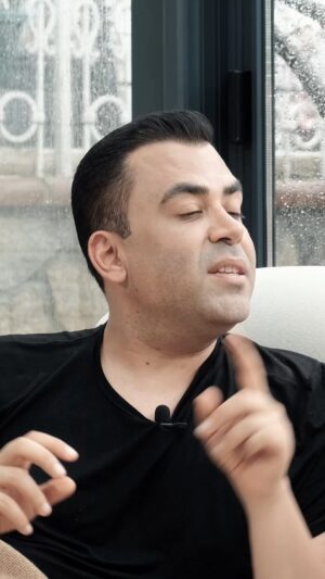 Evrim Akın Instagram - Heyecan verici haber! 🎈YouTube kanalımda çok özel bir konuk: @mertvidinli Biz çok eğlendik, bu videoyu kaçırmayın! 💫

@yuzbindijital

#işbirliği 
@filiz_dumann 
@madamficlinique