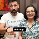 Evrim Akın Instagram - Herkese merhabaa🤩 bu haftanın konuğu sizlerin de çok sevdiği Hades! Yani Sinan Çalışkanoğlu oldu! Çooook keyif aldığımız, aşırı güldüğümüz bir video çektik. Video tam şu an yayında link ise Bio’da! 💞 @sinancaliskanoglu