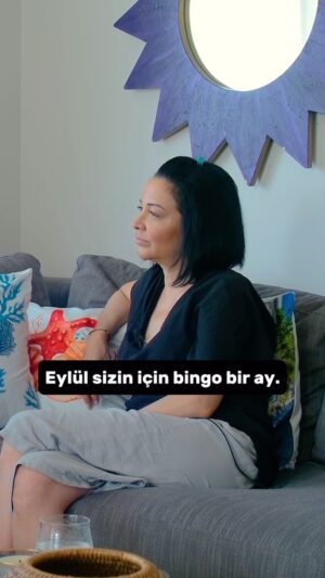 Evrim Akın Instagram - Eylül ayında evden çıkmak yok! 😂🙅🏻‍♀️

Bu haftanın konuğu Astrolog Nuray Sayarı ile eylül ayında burçları neler bekliyor? Hangi burçlar tehlikede? Venüs gerilerken neler olur? Ve daha biiiir sürü konu hakkında detaylıca sohbet ettik. Ee hadi gelin birlikte bakalım neler olacakmış? 🤔