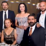 Evrim Akın Instagram - Ne muhtesem,ne eglenceliydi her sey @onuriliman umarim omrunuz -evliliginiz de boyle muhtesem ve eglenceli gecer..Vallahi yoruldum ama degdi (insanin kizkardesi kac kere evleniyor🥳) #onurbulentwedding veee bizi bu gece hazirlayan @gulaferatas sen ne kiymetli,ne degerli bir insansin fakat elbisemin kopmasi !(nazar annem nazar) veeee beni yalniz birakmayan sevgili agabeylerim 😹 @ekrem_tatlii @selami_yetkinsekerci iyi ki varsiniz 🙏 kiz kardesim @nuraysayarii 💖😽 veee tabii ki ennn degerlilerim @elifakin2010 @slckakin biz bize yeteriz 😽🧿💖🙏