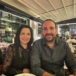 Evrim Akın Instagram - YouTube kanalım 100.000 aboneye ulaştı! 🤩 Tüm izleyicilerimize ilgisinden dolayı teşekkür ediyorum. Hep birlikte nice yüzbinler bizim olsun. ♥️ @yuzbindijital ekibime ve yanımda olan herkese çok teşekkürler. 🙏🏻🥰 Bu güzel kutlama gecemize ev sahipliği yapan @tikesuadiye ayrıca teşekkürler, her şey çok nefisti. 😇