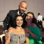 Evrim Akın Instagram - Ne muhtesem,ne eglenceliydi her sey @onuriliman umarim omrunuz -evliliginiz de boyle muhtesem ve eglenceli gecer..Vallahi yoruldum ama degdi (insanin kizkardesi kac kere evleniyor🥳) #onurbulentwedding veee bizi bu gece hazirlayan @gulaferatas sen ne kiymetli,ne degerli bir insansin fakat elbisemin kopmasi !(nazar annem nazar) veeee beni yalniz birakmayan sevgili agabeylerim 😹 @ekrem_tatlii @selami_yetkinsekerci iyi ki varsiniz 🙏 kiz kardesim @nuraysayarii 💖😽 veee tabii ki ennn degerlilerim @elifakin2010 @slckakin biz bize yeteriz 😽🧿💖🙏