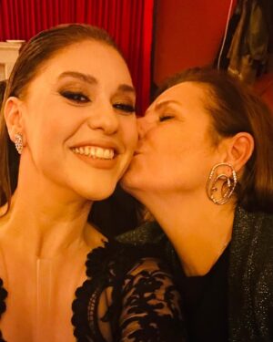 Evrim Alasya Instagram - Benimkiyle yine bir geceyi daha sağ salim devirdik💕 sürpriz sonlu🤩 #osesturkiye #song #nilüfer #başımagelenler #acunmedya
