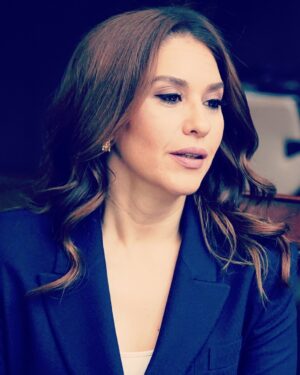 Evrim Alasya Instagram - Hikayede kalmasın dediler🫶 #kızılcıkşerbeti #kıvılcım photo @yasinirmakbackstage 🙏🏻