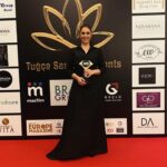 Evrim Alasya Instagram - #bestofeuropeawards #yılıneniyikadınoyuncusu ilk kez yapay zekanın verdiği bir ödüle nail oldum🤩 Fotoğraflar @yasinirmakphotography Elbise @ozlemsuer Makyaj @esraokumuss_ Saç @servetcevik_ Takılar @begumkhan Styling @melisuzunoglu