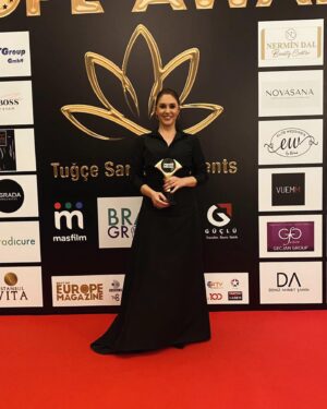 Evrim Alasya Instagram - #bestofeuropeawards #yılıneniyikadınoyuncusu ilk kez yapay zekanın verdiği bir ödüle nail oldum🤩
Fotoğraflar @yasinirmakphotography 
Elbise @ozlemsuer 
Makyaj @esraokumuss_ 
Saç @servetcevik_ 
Takılar @begumkhan
Styling @melisuzunoglu