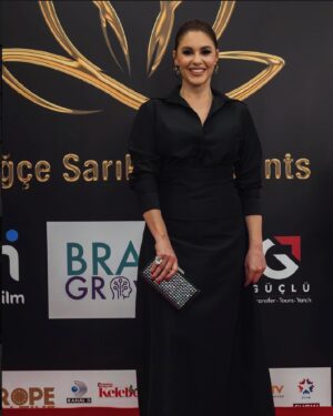 Evrim Alasya Instagram - #bestofeuropeawards #yılıneniyikadınoyuncusu ilk kez yapay zekanın verdiği bir ödüle nail oldum🤩
Fotoğraflar @yasinirmakphotography 
Elbise @ozlemsuer 
Makyaj @esraokumuss_ 
Saç @servetcevik_ 
Takılar @begumkhan
Styling @melisuzunoglu