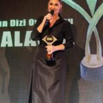 Evrim Alasya Instagram - #bestofeuropeawards #yılıneniyikadınoyuncusu ilk kez yapay zekanın verdiği bir ödüle nail oldum🤩 Fotoğraflar @yasinirmakphotography Elbise @ozlemsuer Makyaj @esraokumuss_ Saç @servetcevik_ Takılar @begumkhan Styling @melisuzunoglu