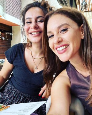 Evrim Alasya Instagram - Çalışıyoruz💃🏻 #kızılcıkşerbeti #set #makeupartist #makeup #kıvılcım