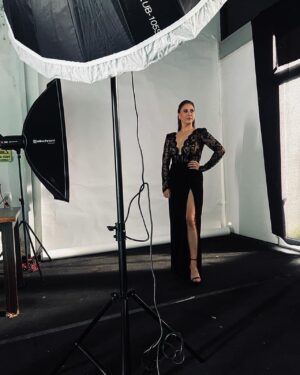 Evrim Alasya Instagram - Elbisemi çok soran oldu @onur_sevinch ellerinden🖤 
@beyazbutik 
Styling @smozkn 
#osesturkiye #2024 #song
