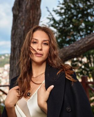Evrim Alasya Instagram - Sonbahar…
#helleodegi #çekim #sonbahar #istanbul
Saç @mutluahmet.sinan 
Makyaj @haticesaka 
Styling @816styling @mina.tanay @sburcucam 
Fotoğraf @tameryilmaz1