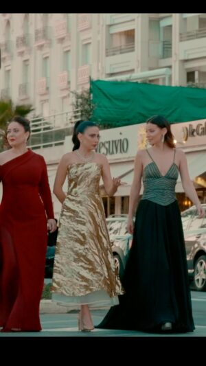 Evrim Alasya Instagram - #kızılcıkşerbeti #cannes çıkartması💃🏻 muhteşem elbiseler @zeynepkartalofficial❤️
Muhteşem saçlarımız @sabitakkaya tabiki💗
Harika makyaj @melisacankeles 🤍
Ayakkabılar @ilvi_official