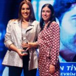Evrim Alasya Instagram - Bana çok güzel bir gece yaşatan @yeditepeuniversitesi ve öğrencilerine çok teşekkür ederim @yeditepedilekgonulluleri Styling @smozkn Ceket/büstiyer @aynoorofficial Küpe @elfi.aksesuar Ayakkabı @ilvi_official
