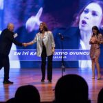 Evrim Alasya Instagram - Bana çok güzel bir gece yaşatan @yeditepeuniversitesi ve öğrencilerine çok teşekkür ederim @yeditepedilekgonulluleri Styling @smozkn Ceket/büstiyer @aynoorofficial Küpe @elfi.aksesuar Ayakkabı @ilvi_official