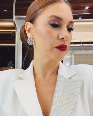 Evrim Alasya Instagram - Makyaj @esraokumuss_ 
Saç @aydoganakkaya