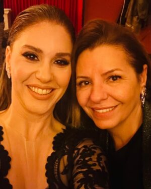 Evrim Alasya Instagram - Benimkiyle yine bir geceyi daha sağ salim devirdik💕 sürpriz sonlu🤩 #osesturkiye #song #nilüfer #başımagelenler #acunmedya