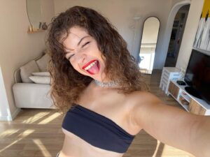 Eylül Ersöz Instagram - saçım başım rujum
(ruj hariç hiçbiri kalmadı) 
🌹🍒🧜🏻‍♀️🎈💃