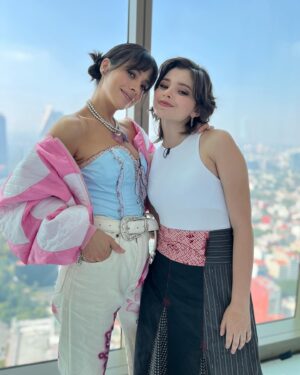 Fátima Molina Instagram - Junket de prensa #papásporencargo2 @disneyplusla 👗 @sarahireza  Jacket & Pants: @musminmx
Botas & Accesorios: @calexicoshoroom 💄💁🏽‍♀️ @vaniamaquillaje  @mmagency_